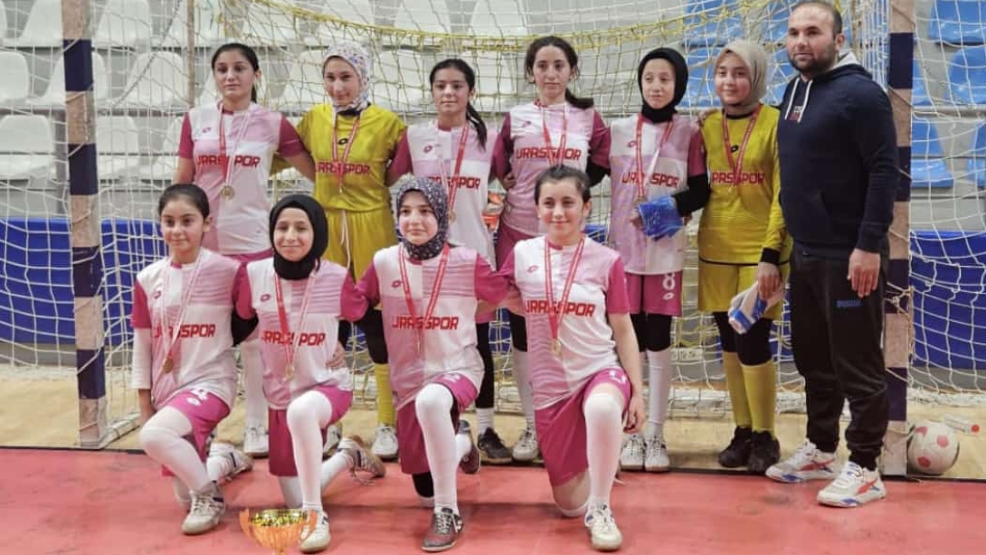 İLÇEMİZ KUŞÇU ŞEHİT SEFA FINDIK ORTAOKULU KIZ FUTSAL TAKIMIMIZ  İL BİRİNCİSİ OLDU