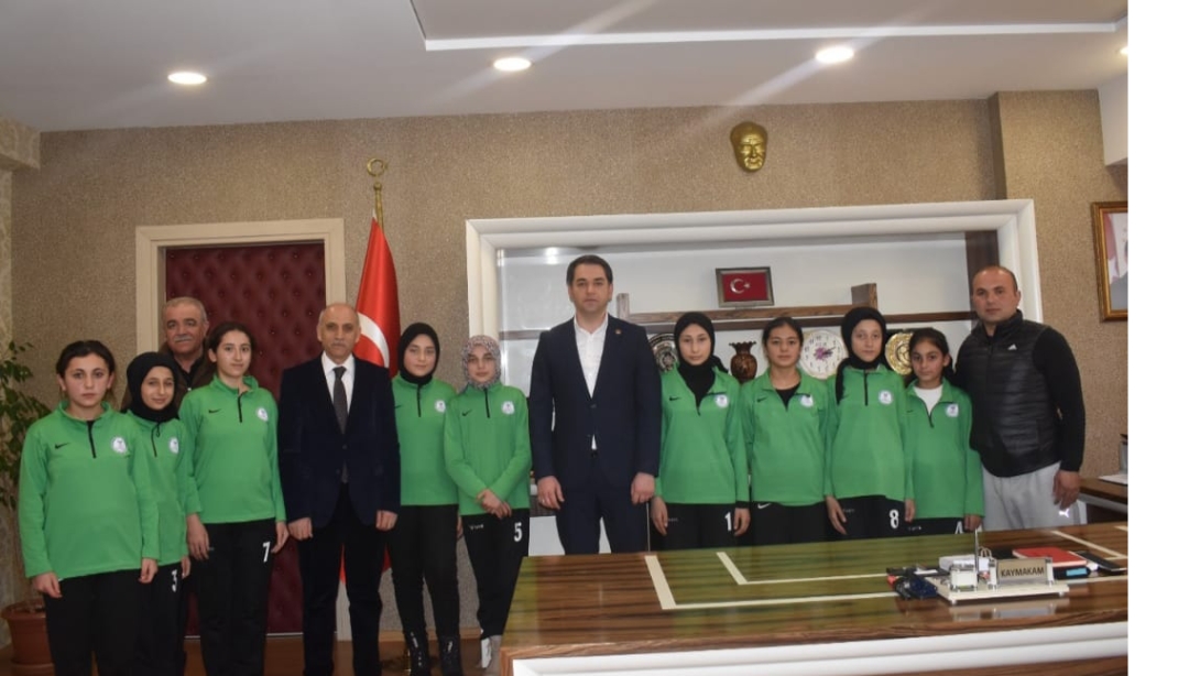 KUŞCU ŞEHİT SEFA FINDIK ORTAOKULU YILDIZ KIZLAR FUTSAL TAKIMI SAYIN KAYMAKAMIMIZI ZİYARET ETTİLER